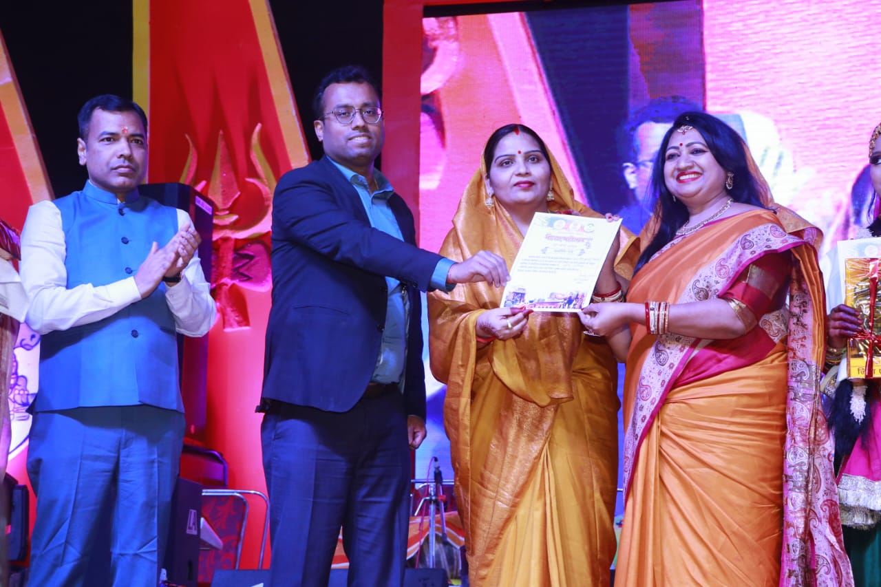 डिम डिम डमरू बजावे ला हमार जोगिया... गीत पर नीतू नवगीत ने लोगों को झुमाया